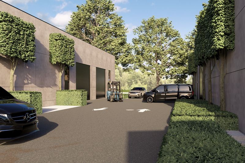 Binnenweg tussen twee gebouwen met sectionaalpoorten en een heftruck.